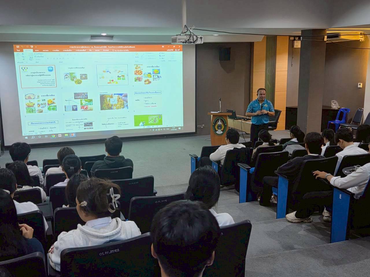 สำนักงานบริหารจัดการทรัพย์สินและภาควิชาคหกรรมศาสตร์ คณะวิทยาศาสตร์และเทคโนโลยี ได้ร่วมกันจัดโครงการอบรมเรื่องสุขาภิบาลอาหารสำหรับผู้สัมผัสอาหารให้แก่นักศึกษา ชั้นปีที่ 4 สาขาวิชา คหกรรมศาสตร์ คณะวิทยาศาสตร์และเทคโนโลยี